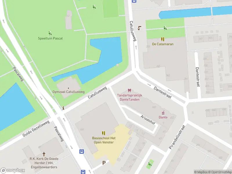 Ambulance met grote spoed naar de Catullusweg in Rotterdam