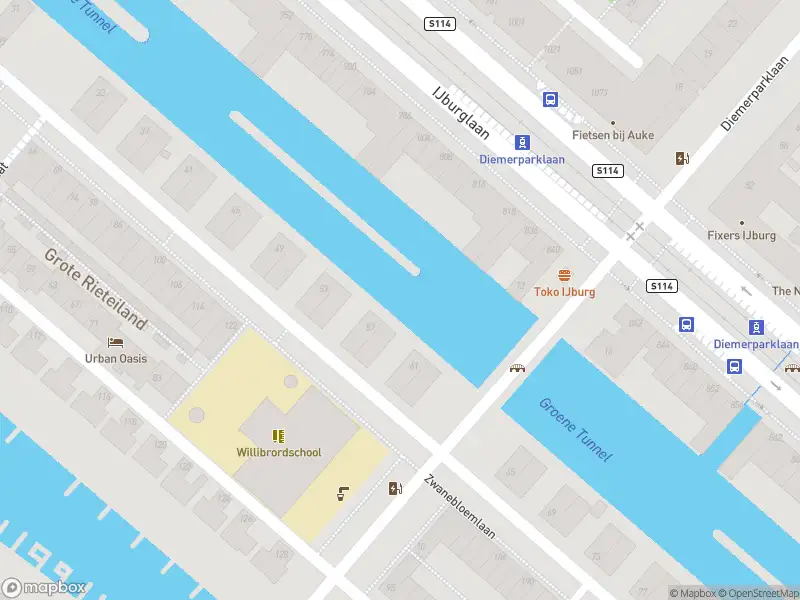 Ambulance met grote spoed naar de Mattenbiesstraat in Amsterdam