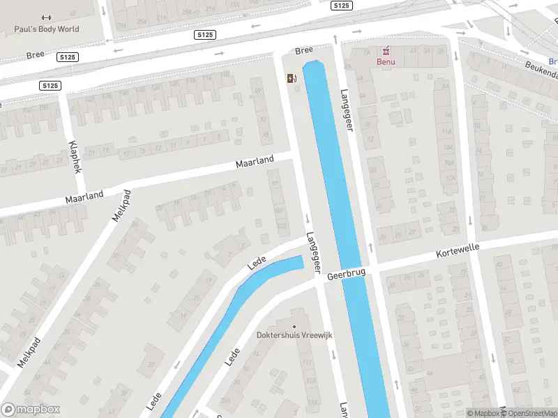 Ambulance met grote spoed naar de Langegeer in Rotterdam