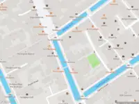 Ambulance met gepaste spoed naar de Congregatiehof in Delft