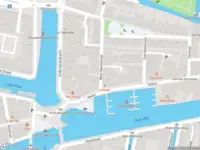 Ambulance met grote spoed naar de West Havenstraat in Leiden