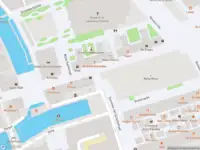 Ambulance met gepaste spoed naar de Hoogstraat in Rotterdam