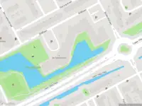 Ambulance met gepaste spoed naar de Vondelpark in Maassluis