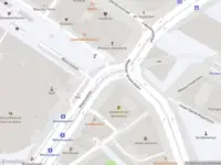 Ambulance met grote spoed naar de Waterlooplein in Amsterdam