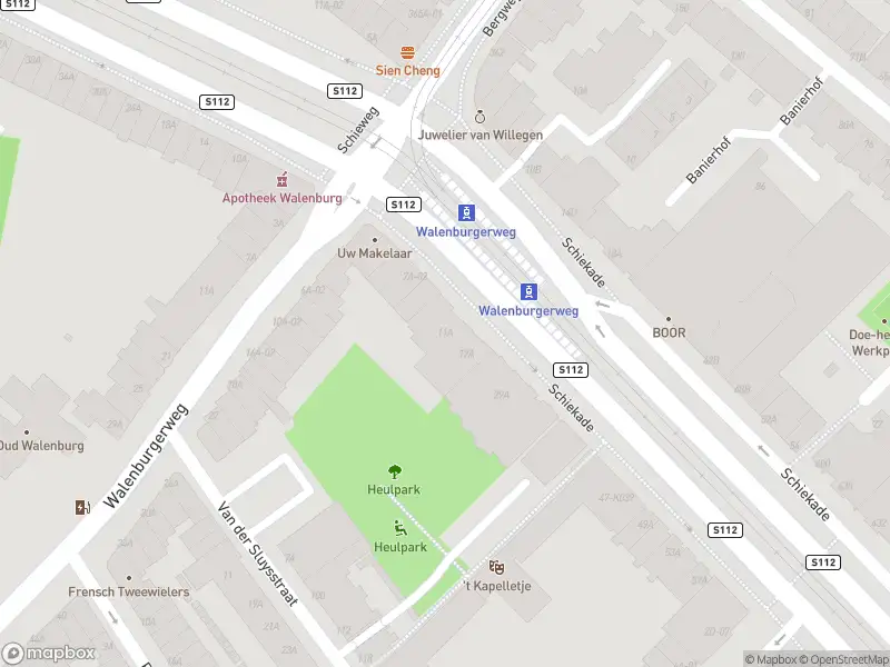 Ambulance met grote spoed naar de Schiekade in Rotterdam