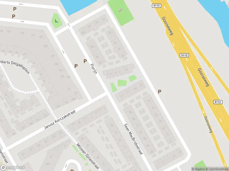 Ambulance met grote spoed naar de Janusz Korczakplantsoen in Amsterdam