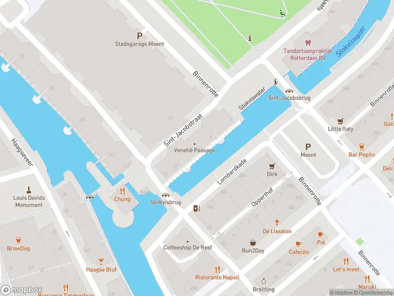 Ambulance met grote spoed naar de Sint-Jacobstraat in Rotterdam