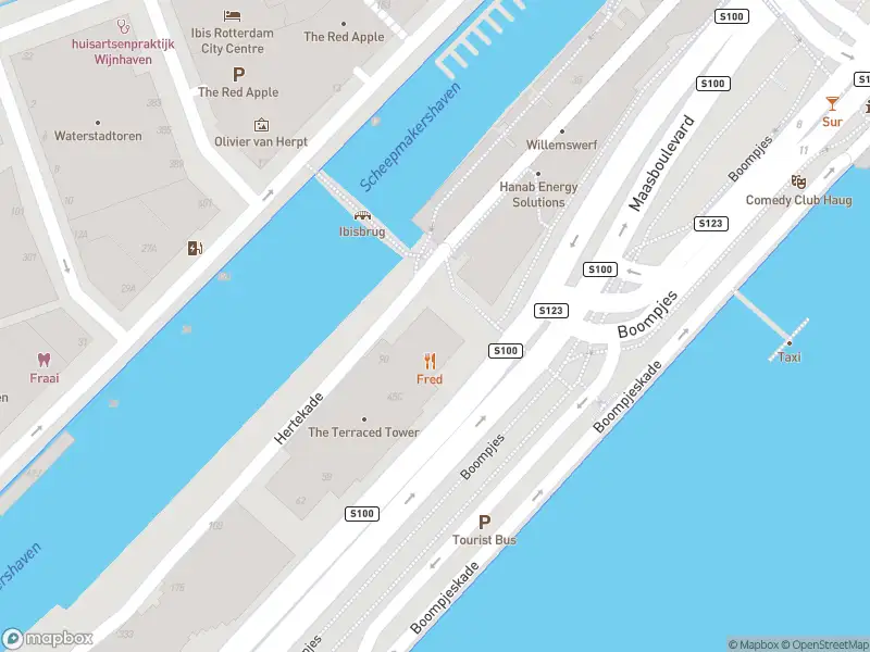 Ambulance met gepaste spoed naar de Boompjes in Rotterdam