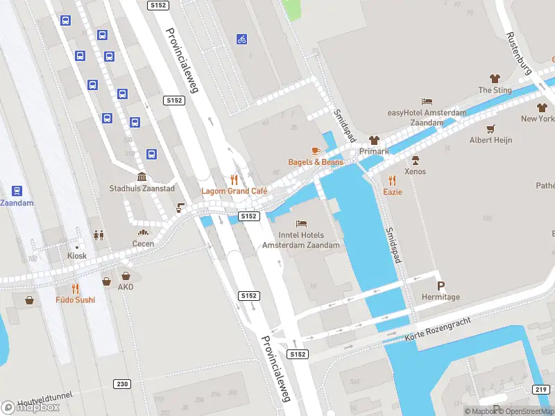 Ambulance met gepaste spoed naar de Stadhuisplein in Zaandam