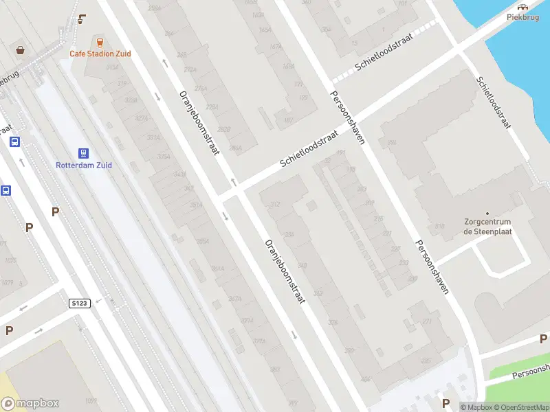 Ambulance met grote spoed naar de Oranjeboomstraat in Rotterdam