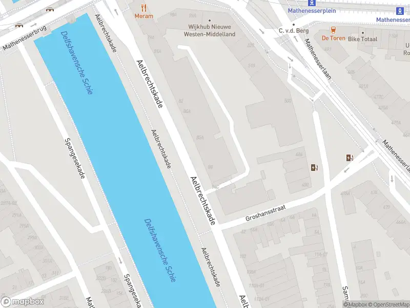 Ambulance met grote spoed naar de Aelbrechtskade in Rotterdam