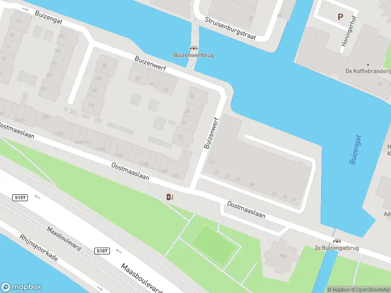 Ambulance met grote spoed naar de Buizenwerf in Rotterdam