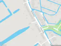 Ambulance met grote spoed naar de Kadoelenweg in Amsterdam