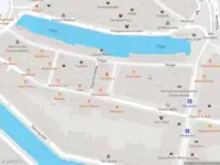 Ambulance met grote spoed naar de Geelvinckssteeg in Amsterdam