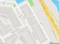 Ambulance met grote spoed naar de Janusz Korczakplantsoen in Amsterdam