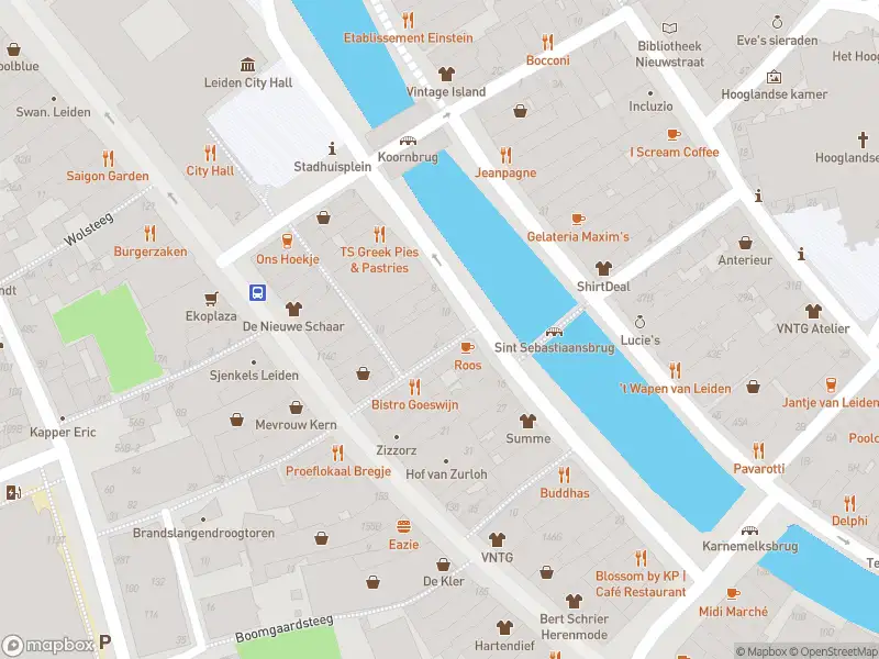 Ambulance met grote spoed naar de Rapenburg in Leiden