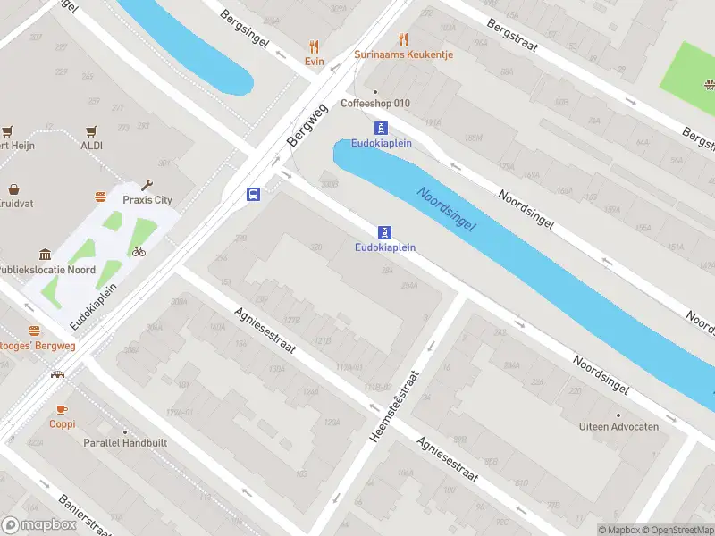 Ambulance met grote spoed naar de Noordsingel in Rotterdam