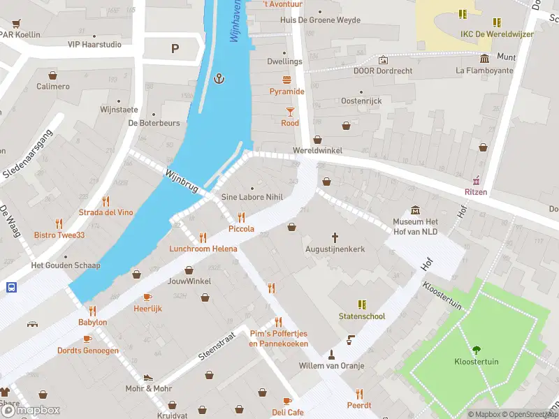 Ambulance met gepaste spoed naar de Voorstraat in Dordrecht