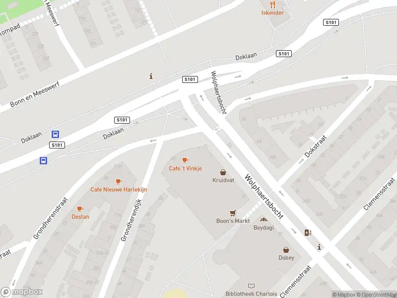 Ambulance met gepaste spoed naar de Wolphaertshof in Rotterdam