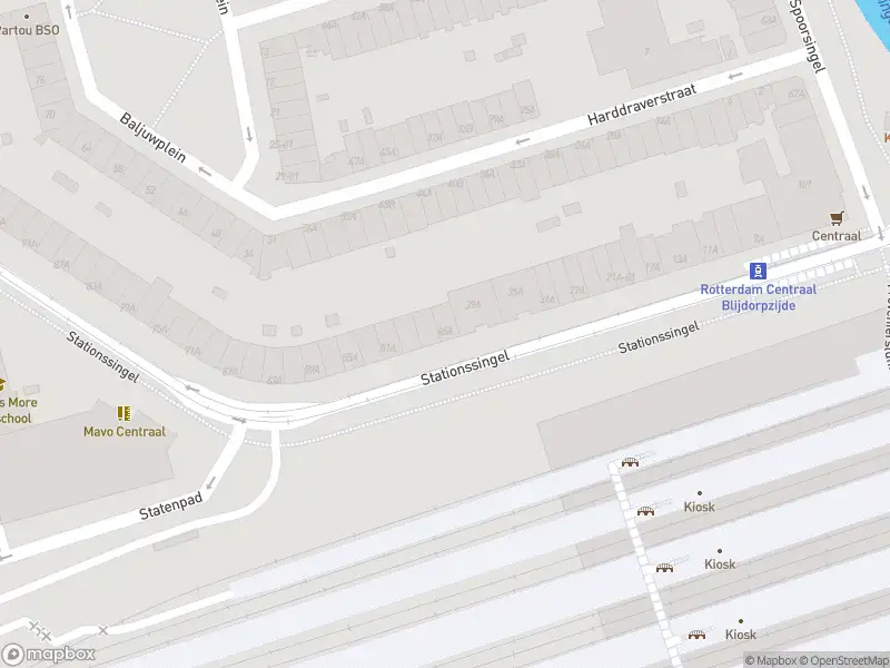 Ambulance met grote spoed naar de Stationssingel in Rotterdam