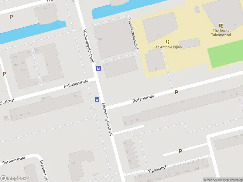 Ambulance met grote spoed naar de Michelangelostraat in Rotterdam