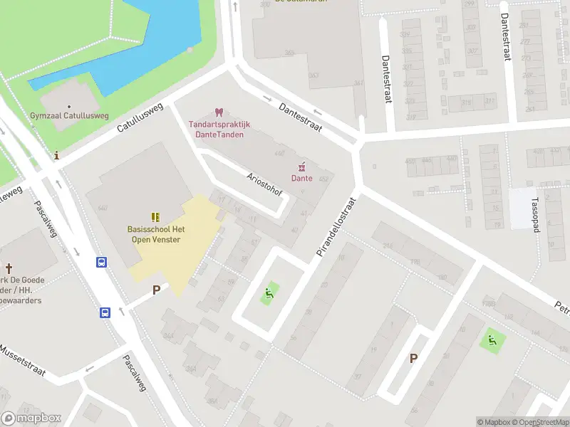 Ambulance met grote spoed naar de Pirandellostraat in Rotterdam