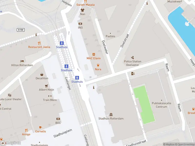 Ambulance met grote spoed naar de Coolsingel in Rotterdam