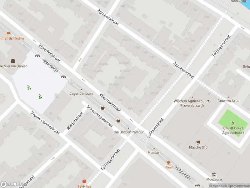 Ambulance met gepaste spoed naar de Zomerhofstraat in Rotterdam