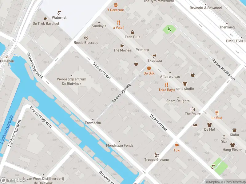 Ambulance met grote spoed naar de Baanbrugsteeg in Amsterdam