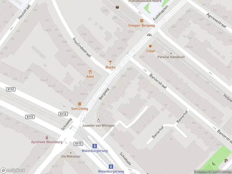 Ambulance met grote spoed naar de Bergweg in Rotterdam