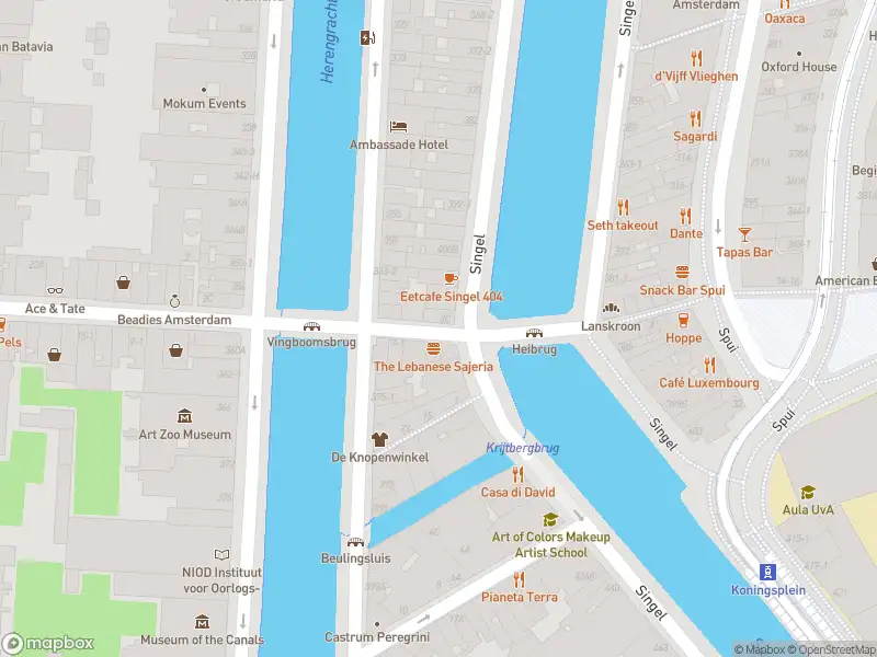 Ambulance met gepaste spoed naar de Wijde Heisteeg in Amsterdam