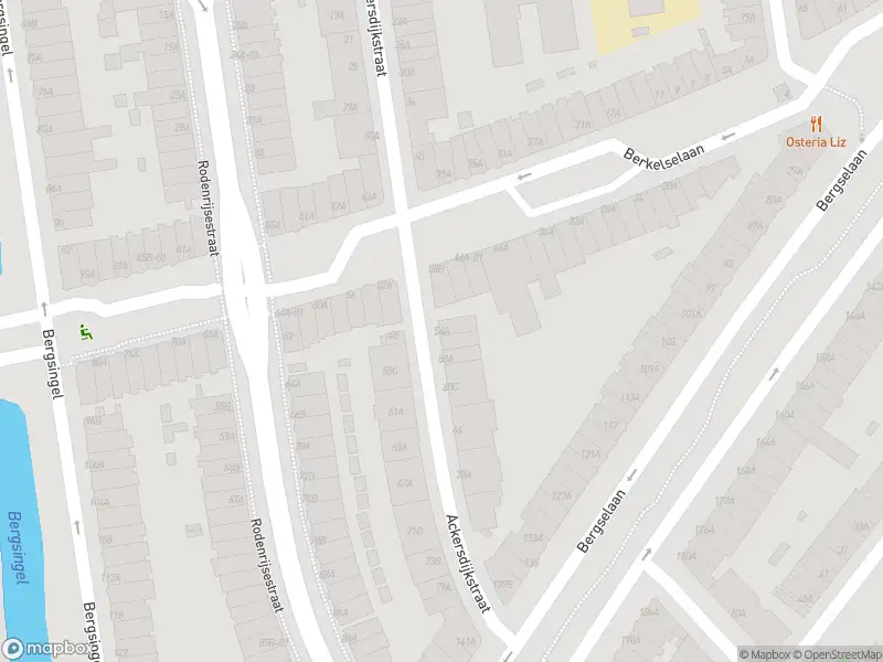 Ambulance met grote spoed naar de Ackersdijkstraat in Rotterdam