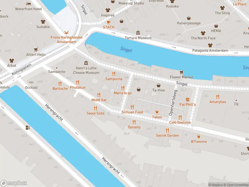 Ambulance met grote spoed naar de Sint Jorisstraat in Amsterdam