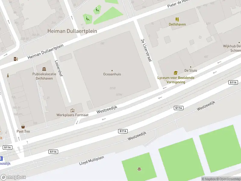 Ambulance met grote spoed naar de Westzeedijk in Rotterdam