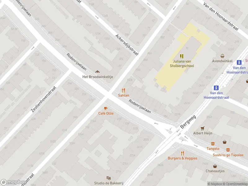 Ambulance met grote spoed naar de Rodenrijselaan in Rotterdam