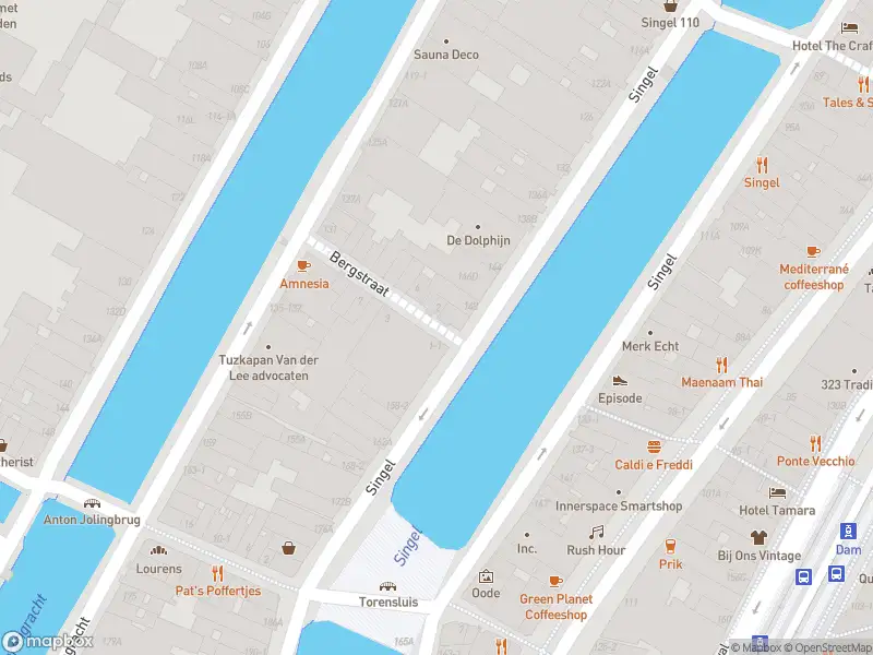 Ambulance met grote spoed naar de Bergstraat in Amsterdam