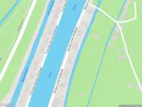 Ambulance met gepaste spoed naar de Bergse Linker Rottekade in Rotterdam