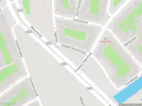 Ambulance met grote spoed naar de Spuistraat in Amsterdam