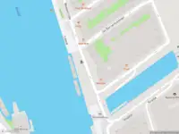 Ambulance met gepaste spoed naar de Weesperzijde in Amsterdam