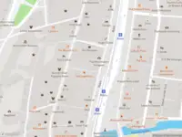 Ambulance met gepaste spoed naar de Enge Kapelsteeg in Amsterdam