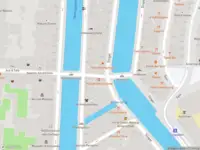 Ambulance met gepaste spoed naar de Wijde Heisteeg in Amsterdam