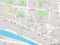 Ambulance met grote spoed naar de Turfmarkt in Leiden