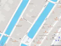 Ambulance met grote spoed naar de Bergstraat in Amsterdam
