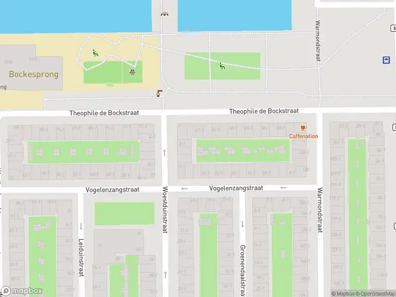 Ambulance met gepaste spoed naar de Warmondstraat in Amsterdam