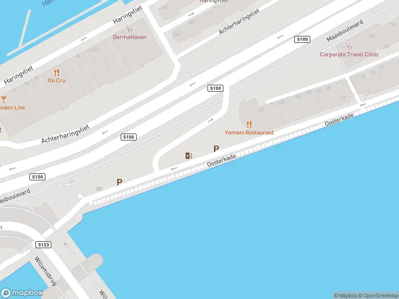 Ambulance met gepaste spoed naar de Oosterkade in Rotterdam