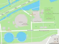 Ambulance met grote spoed naar de Klönne plein in Amsterdam