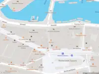 Ambulance met grote spoed naar de Halvemaansteeg in Amsterdam