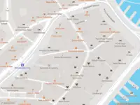 Ambulance met grote spoed naar de Nieuwezijds Armsteeg in Amsterdam