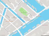 Ambulance met grote spoed naar de Zwanenburgwal in Amsterdam