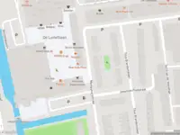 Ambulance met grote spoed naar de Vijf Meilaan in Leiden